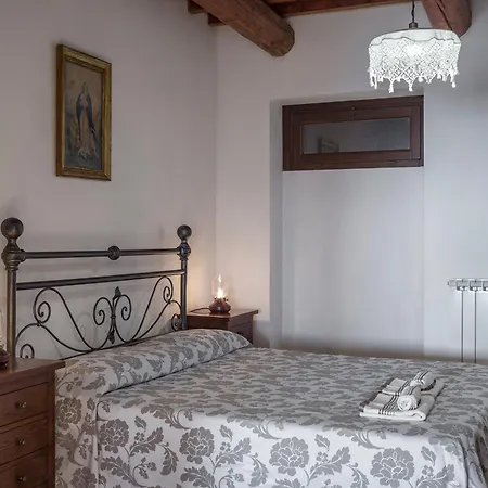 Castelvecchio, Casa Con Piscina A Fabriano